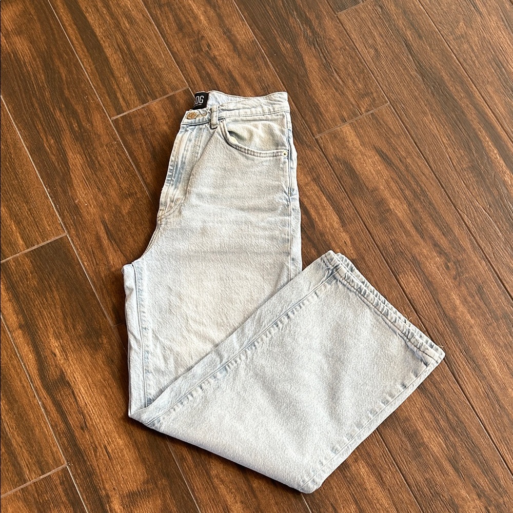 BDG/UO Women's Light blue wash High and Wide size 28 jeans